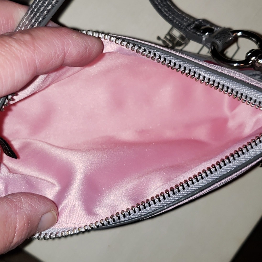 New Coach Poppy Graffiti Heart Large Wristlet - Picture 5 of 7